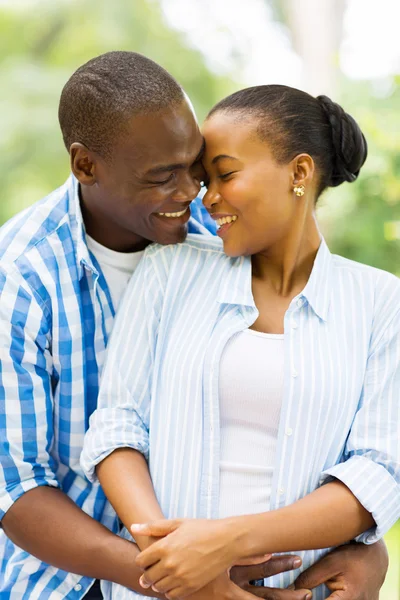 Casal africano abraçando ao ar livre — Fotografia de Stock