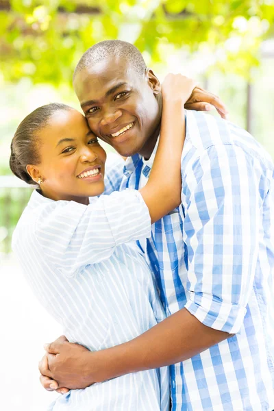 Jovem casal negro abraço — Fotografia de Stock