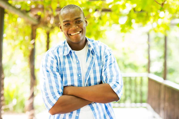 のんきなアフリカ系アメリカ人男性屋外 — ストック写真
