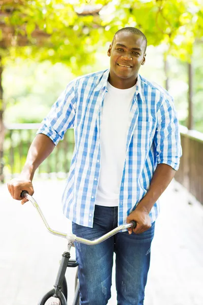 Afro-Amerikaanse man met een fiets — Stockfoto