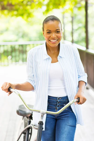 Bir bisiklet ile yürüyen genç Afro-Amerikan kadın — Stok fotoğraf
