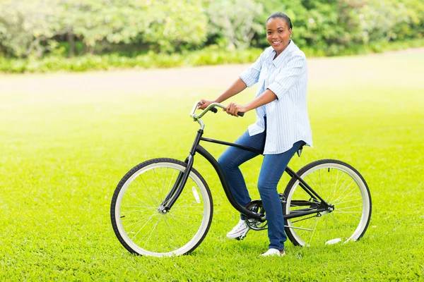 Молодая взрослая африканская девушка на велосипеде — стоковое фото