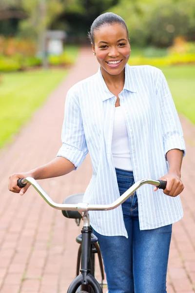 Αφρικανική αμερικανική γυναίκα που περπατά με ένα ποδήλατο — Φωτογραφία Αρχείου