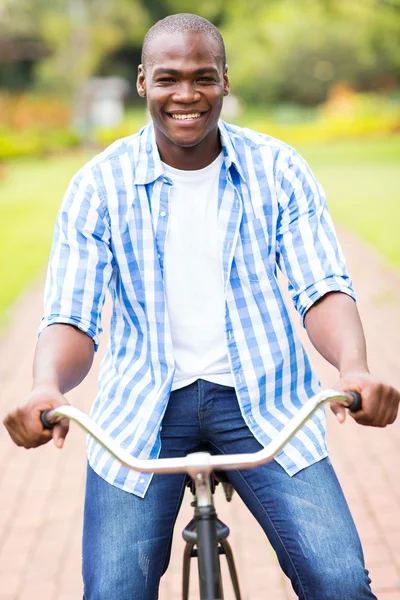 Młody człowiek Afryki na rowerze — Zdjęcie stockowe