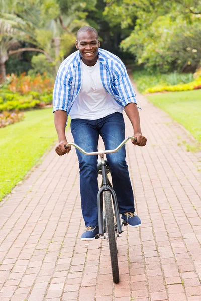 アフリカ系アメリカ人乗り自転車 — ストック写真