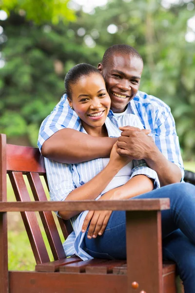 Joven pareja afroamericana sentada en el parque — Foto de Stock