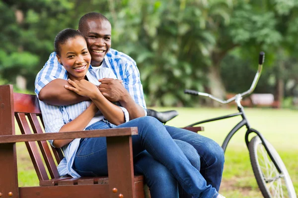 Amando casal afro-americano ao ar livre — Fotografia de Stock