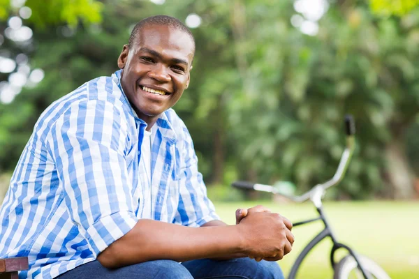 Homem africano relaxante no parque — Fotografia de Stock