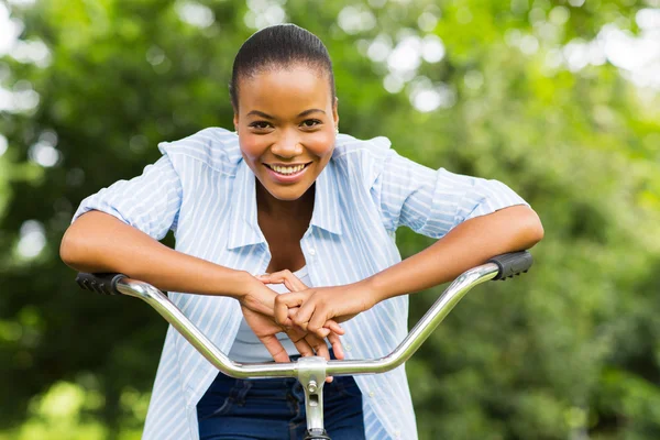 Afrikaanse meisje op een fiets — Stockfoto