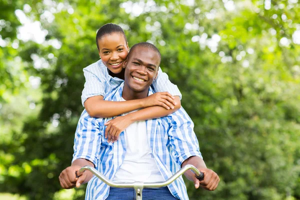 Pareja afroamericana montando en bicicleta — Foto de Stock