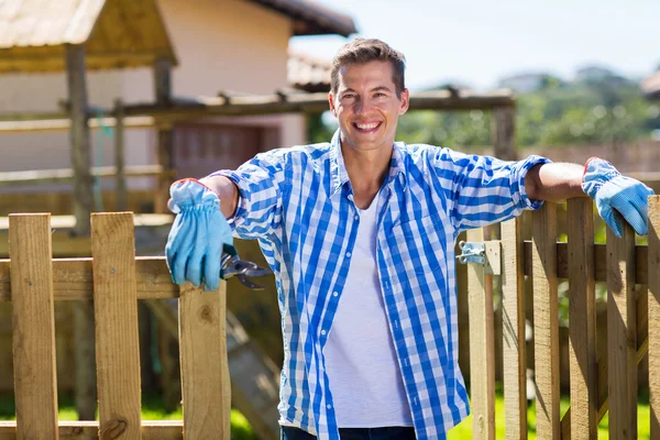 Mann hält Gartenwerkzeug in der Hand — Stockfoto