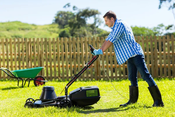 Man klipper gräsmattan — Stockfoto