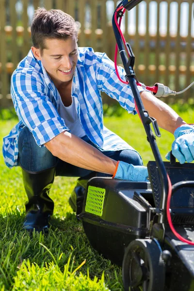 Hombre vaciando césped cortacésped receptor de hierba — Foto de Stock