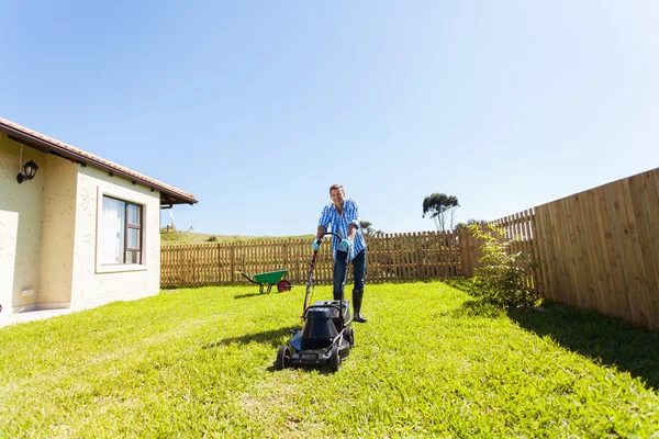 Hombre siega césped — Foto de Stock