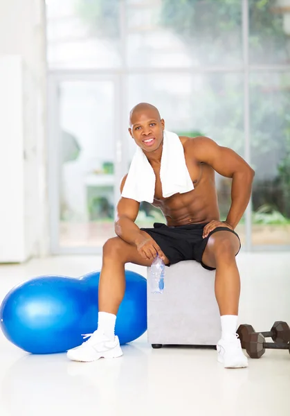 Uomo muscoloso africano americano rilassante in palestra — Foto Stock