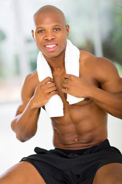 Africano americano muscolare uomo tenendo asciugamano — Foto Stock
