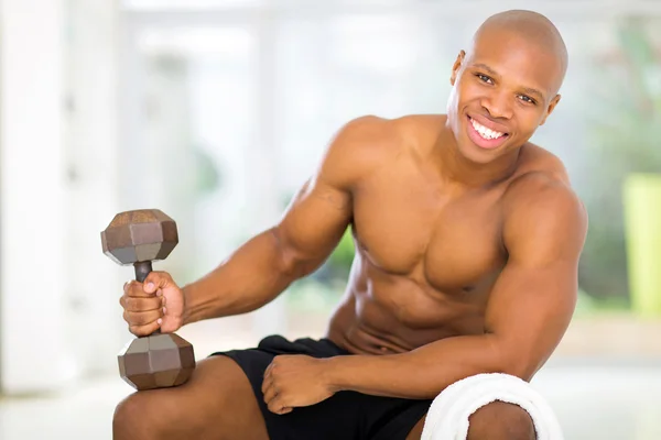 Hombre africano haciendo ejercicio en casa —  Fotos de Stock