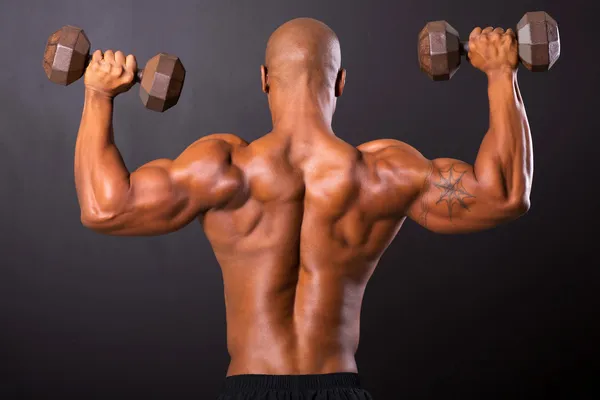 Vista trasera del entrenamiento del culturista africano —  Fotos de Stock