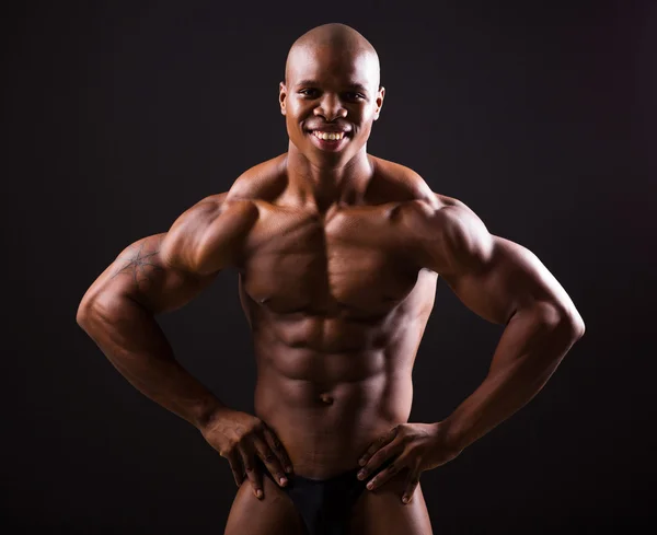 Afrikanischer Bodybuilder auf schwarzem Hintergrund — Stockfoto