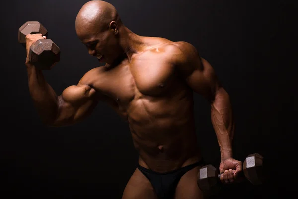 Afrikaanse mannelijke bodybuilder uitoefening — Stockfoto