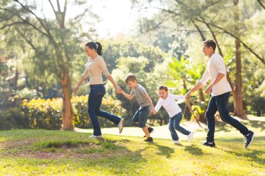 ormanda çalışan aile