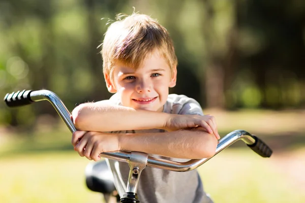 Маленький хлопчик на велосипеді — стокове фото