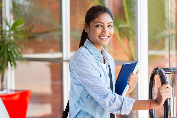 Kvinnlig student kommer att föreläsningssal — Stockfoto