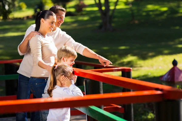 Família olhando para lagoa — Fotografia de Stock