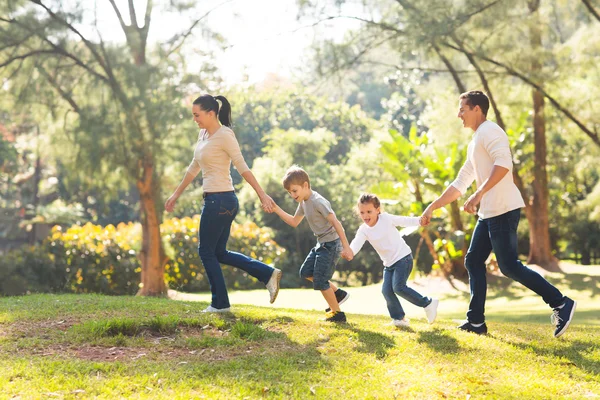 Famiglia in esecuzione nella foresta — Foto Stock