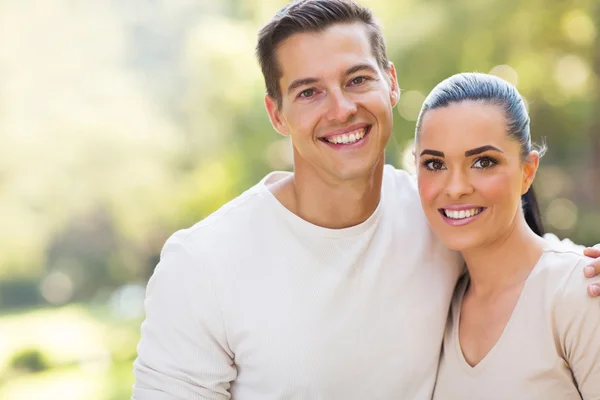 Jovem casal ao ar livre — Fotografia de Stock