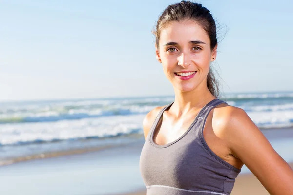 Retrato de mujer en forma en la playa — Foto de Stock