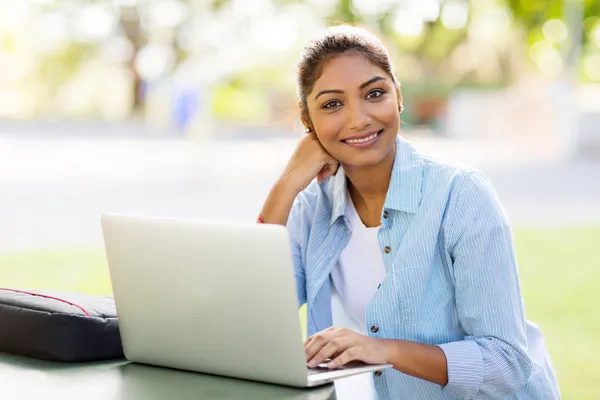 Estudiante indio usando portátil al aire libre — Foto de Stock