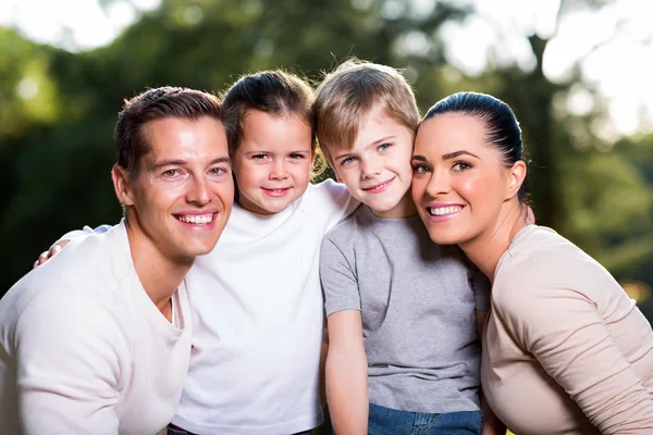 Familie portret buitenshuis — Stockfoto