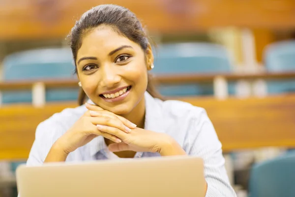 Indiska college flicka på nära håll — Stockfoto