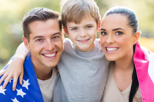 Прекрасная американская семья с флагом США — стоковое фото
