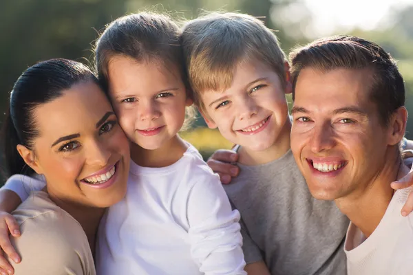 Lycklig ung familj — Stockfoto