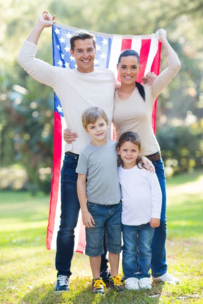 Американская семья из четырех человек на открытом воздухе — стоковое фото