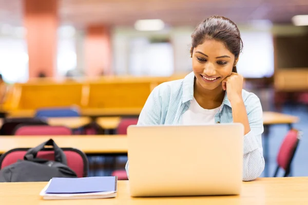 Estudante indiana usando laptop — Fotografia de Stock