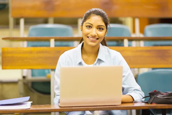 Ινδική φοιτητής χρησιμοποιώντας φορητό υπολογιστή — Φωτογραφία Αρχείου