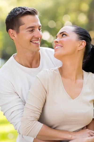 Casal olhando um para o outro — Fotografia de Stock