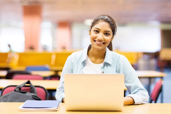 Menina da faculdade usando laptop na sala de aula — Fotografia de Stock