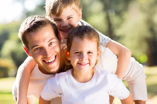 Vater spielt mit seinen Kindern — Stockfoto