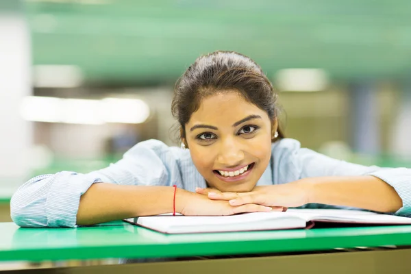 Estudante universitário muito feminino — Fotografia de Stock