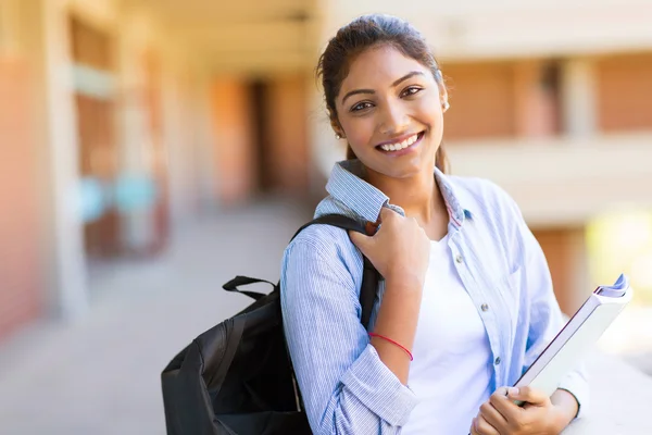 Jovem indiana menina da faculdade no campus — Fotografia de Stock