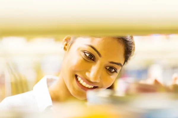 Estudante universitário indiano na biblioteca — Fotografia de Stock