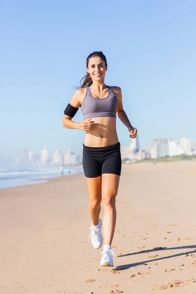 Mujer corriendo en la playa — Foto de Stock