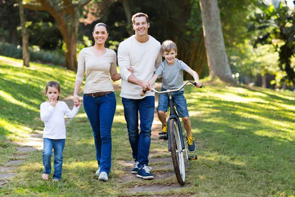 Ung familj i park — Stockfoto