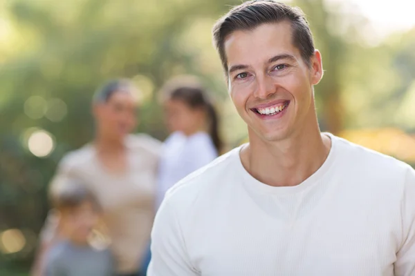 Hombre de pie frente a la familia — Foto de Stock