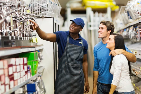 Butik assistent hjälpa kunder — Stockfoto