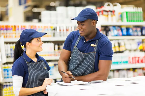 Compañeros de supermercado hablando — Foto de Stock